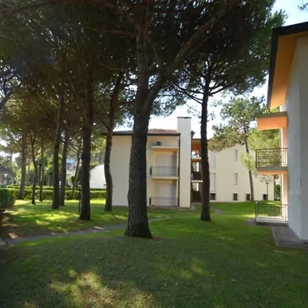 Equipped Flat For 5 Guests In Lignano Pineta With Communal Garden Apartment *