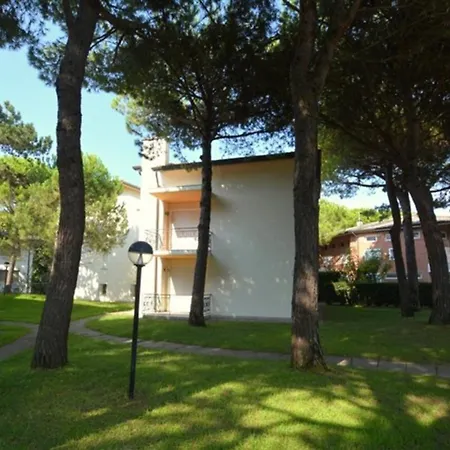 Equipped Flat For 5 Guests In Lignano Pineta With Communal Garden Apartment *